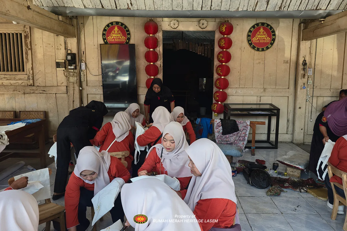 Ibu-Ibu PKK Desa Jiworejo Blora Belajar Batik di Rumah Merah Heritage Lasem
