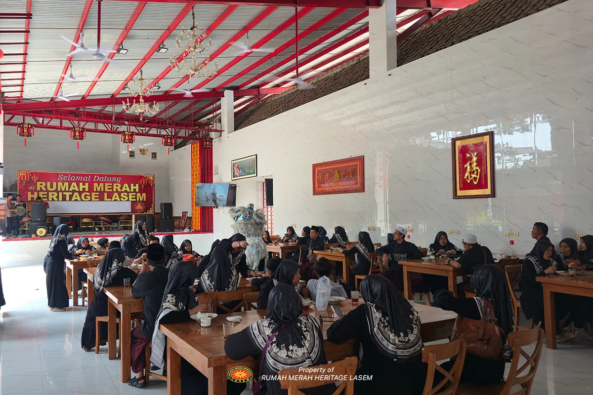 Jamaah Yasin dan Tahlil RT 05 RW 08 Karangjati, Semarang Menikmati Makan Siang di Rumah Merah Heritage Lasem
