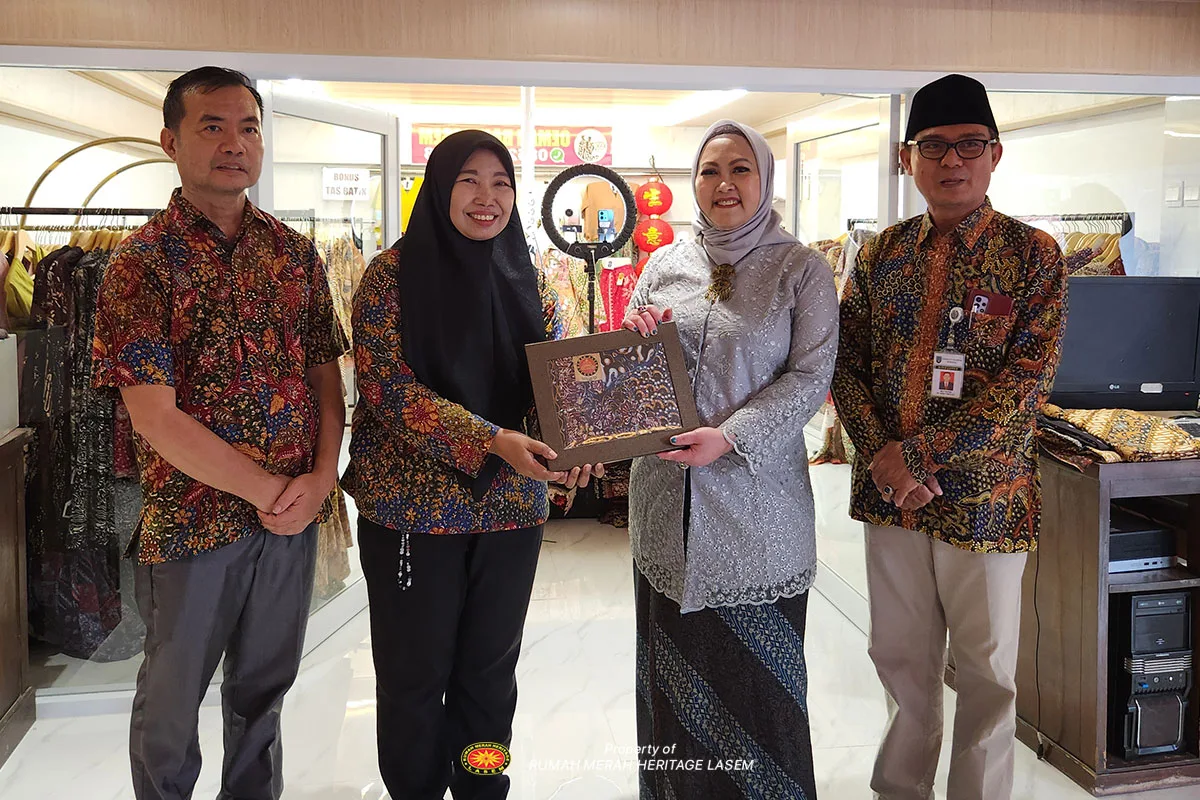 Katharine Grace adalah istri Fadli Zon yang pernah menjabat sebagai Sekretaris Perusahaan PermataBank dan sebelumnya bekerja sebagai Senior Associate di kantor konsultan hukum Hadiputranto, Hadinoto & Partners.